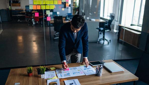 企画提案の為のブレストをする男性の写真