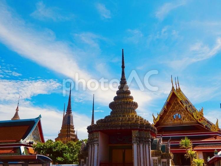 エメラルド寺院の門とお堂とブルースカイ 青空,空,ブルースカイの写真素材