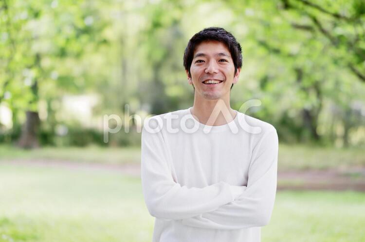 腕を組む男性 男性,若い,正面の写真素材