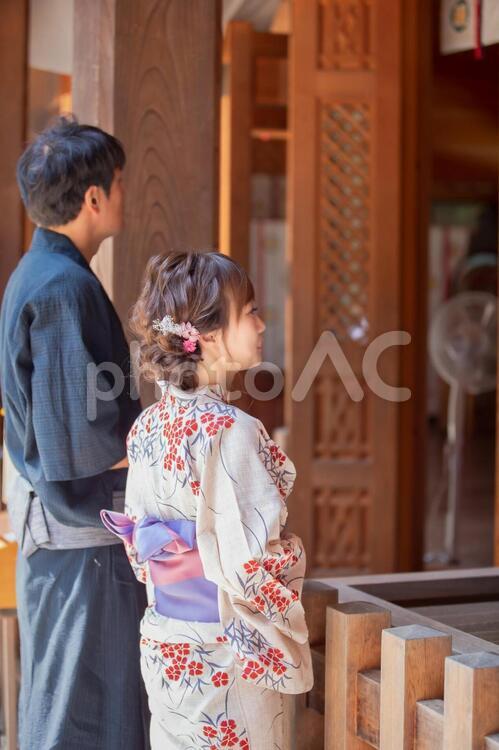 お参りする浴衣姿の男女 神社,お参り,参拝の写真素材