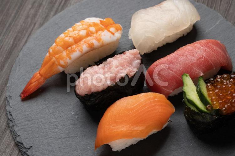 ストーンプレートに置いた寿司 寿司,握りずし,食事の写真素材