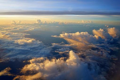 飛行機の窓から眺める夕焼け空 飛行機の窓から眺める夕焼け空の写真