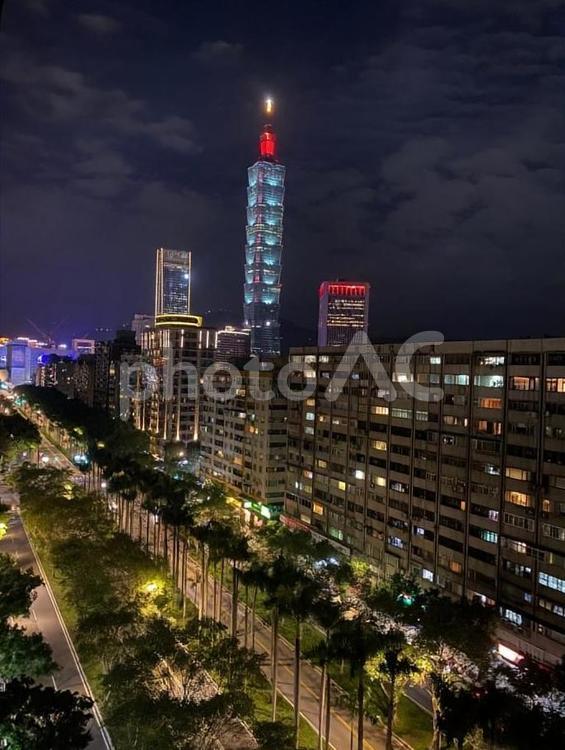 台北のレナイロードからの台北101棟の夜景 夜景,台湾,台北101の写真素材