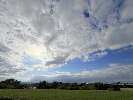 秋の空と草原に差すやわらかな朝日 秋の空と草原に差すやわらかな朝日の写真