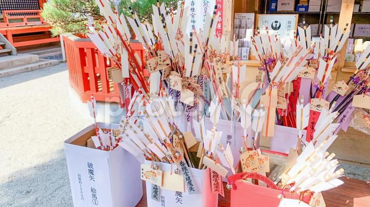 破魔矢が並ぶ神社の風景 破魔矢,神社,お守りの写真素材
