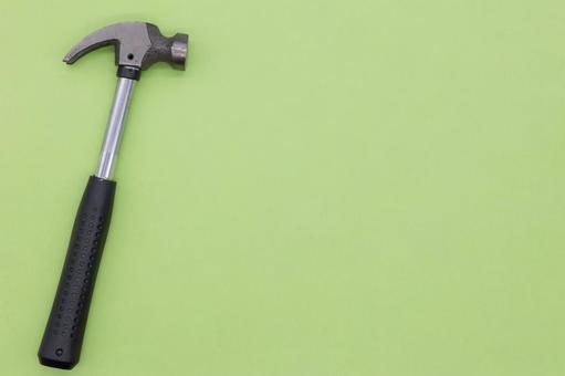 黄緑の背景に置かれた金槌（トンカチ） トンカチ,金槌,ハンマーの写真素材