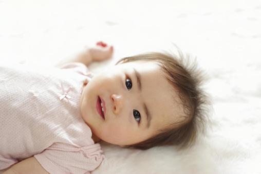 無邪気に笑う赤ちゃんポートレート 無邪気に笑う赤ちゃんポートレート 赤ちゃん,ベビー,かわいいの写真素材