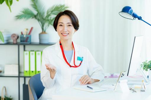 診療するドクター 診療するドクター 医者,白衣,女性の写真素材