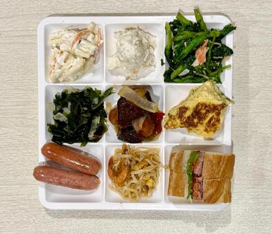 バイキングの盛り付け　彩り重視 おかず,カラフル,色とりどりの写真素材