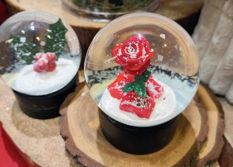バラがモチーフのスノードーム スノードーム,小物,雑貨の写真素材