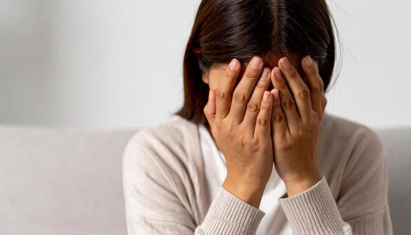 顔を両手で覆って泣く日本人女性 顔を両手で覆って泣く日本人女性の写真