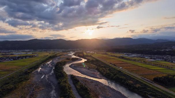 石川県を流れる手取川の夜明けを空撮 石川県を流れる手取川の夜明けを空撮 石川県,手取川,ドローンの写真素材