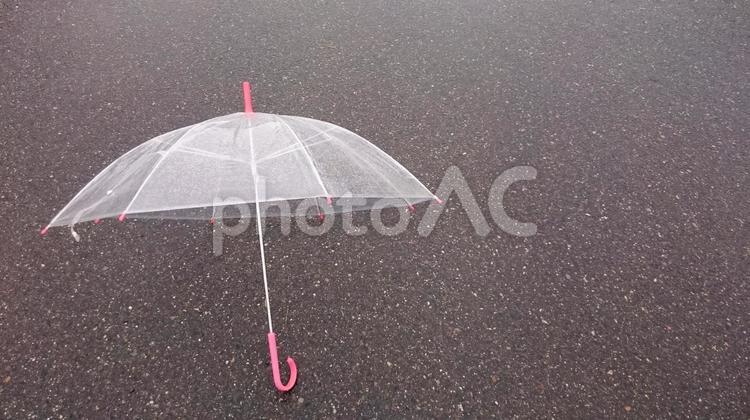 アスファルトと傘 傘,雨,道路の写真素材