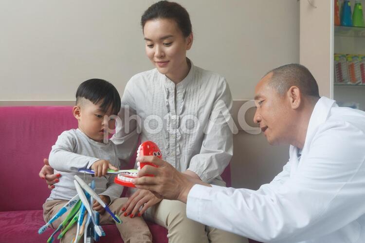 歯科の待合室で男の子をあやす歯科医2 歯医者,待合室,患者の写真素材
