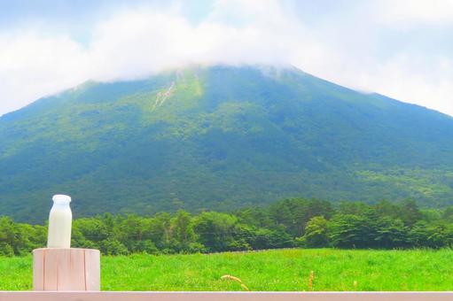 【鳥取県】大山と搾りたて牛乳 【鳥取県】大山と搾りたて牛乳 大山,牛,放牧の写真素材