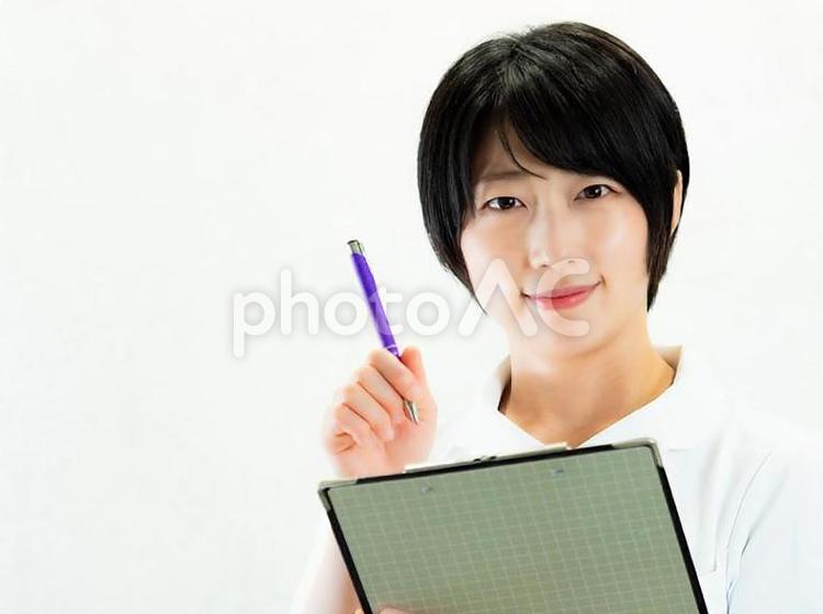 06：カルテをとる看護師 ナース,看護師,看護婦の写真素材