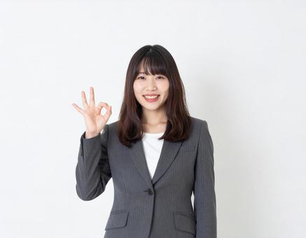 オーケーサインをするスーツ姿の女性 オーケーサインをするスーツ姿の女性の写真