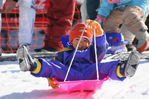 ソリ遊び ちびっこゲレンデ スキー場 川場スキー場 子供 スノーボード 雪 ソリ遊び ちびっこゲレンデ スキー場 川場スキー場 子供 スノーボード 雪