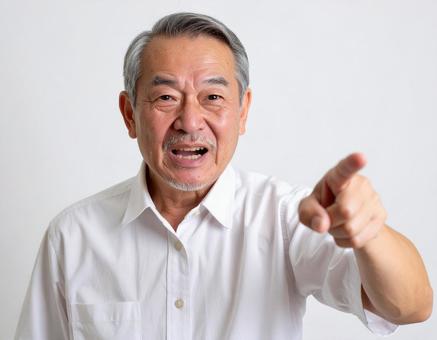 怒りながら文句を言う老人の写真