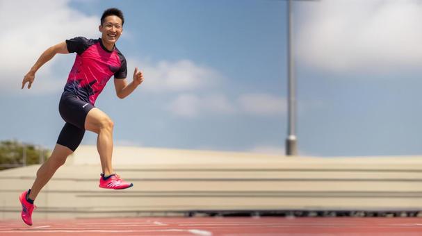 陸上競技を楽しむ若い男性4 陸上競技を楽しむ若い男性4の写真