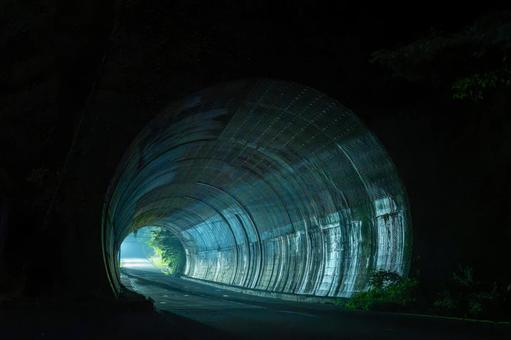 トンネルの中から見える景色 トンネルの中から見える景色 トンネル,光,夜の写真素材