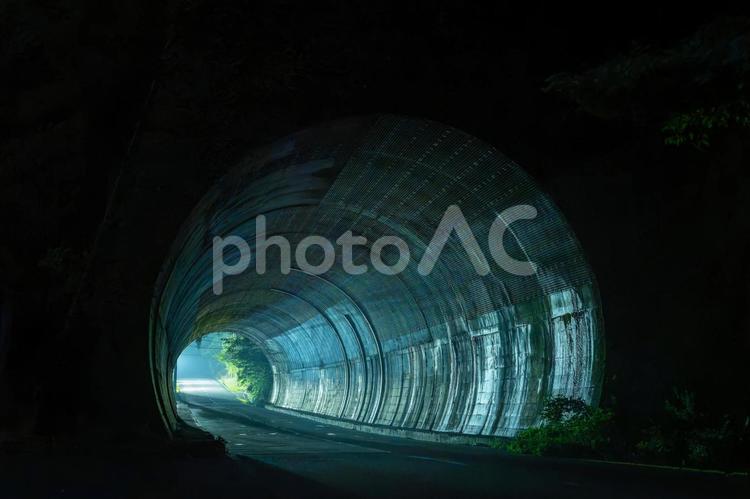 トンネルの中から見える景色 トンネル,光,夜の写真素材