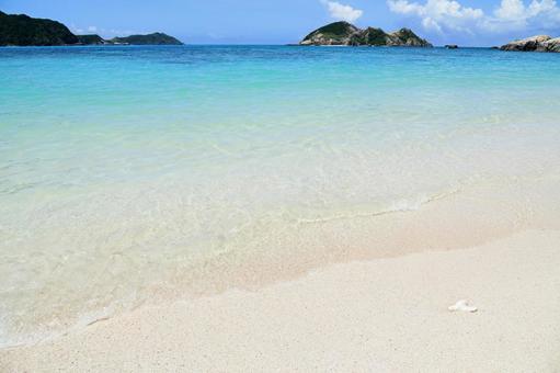 白い砂浜と青い海 白い砂浜と青い海の写真
