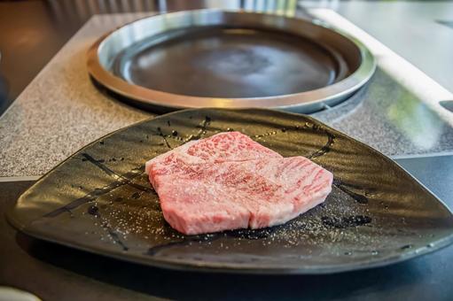 綺麗なサシの入った佐賀牛を鉄板で焼く 綺麗なサシの入った佐賀牛を鉄板で焼く 佐賀牛,和牛,九州の写真素材