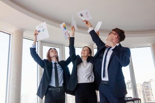 書類を上にあげて持ち喜ぶ男女 男女,外国人,ビジネスの写真素材