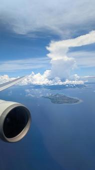 飛行機からみた伊江島 飛行機からみた伊江島 飛行機から,上空から,空撮の写真素材