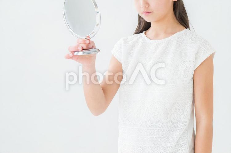 鏡を見る女の子（真顔） 悲しい,鏡,顔の写真素材