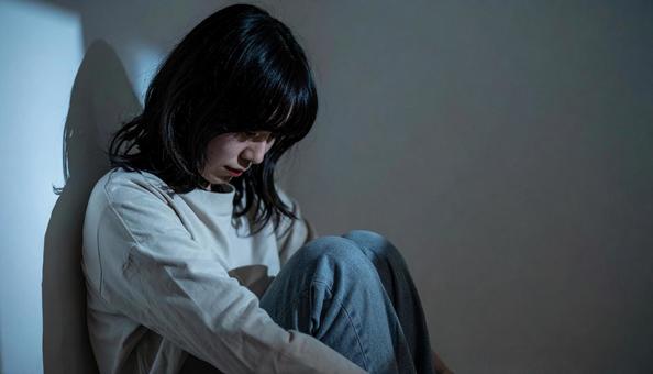 悲しむ女性 悲しむ女性の写真
