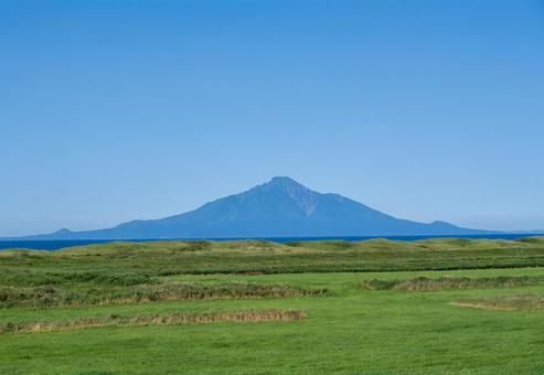 日本海越しに望む利尻岳の雄大な姿 日本海越しに望む利尻岳の雄大な姿 利尻岳,緑,草原の写真素材