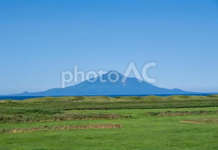 日本海越しに望む利尻岳の雄大な姿 利尻岳,緑,草原の写真素材