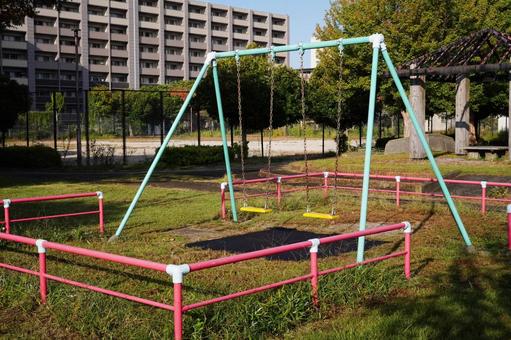 公園のブランコ2 ブランコ,公園,遊具の写真素材
