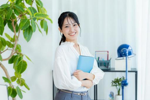 オフィスで働くビジネスウーマン ビジネスウーマン,笑顔,若い女性の写真素材