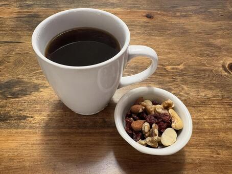 珈琲とミックスナッツ 02 ナッツ,木の実,珈琲の写真素材