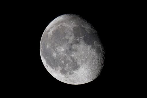 夜空に浮かぶ十八夜月 十八夜月,十八夜,居待月の写真素材