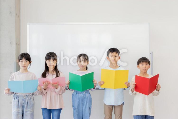 発表をする小学生 小学生,女性,男性の写真素材