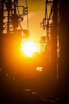 元町の夕日とシルエット街並み 元町の夕日とシルエット街並み 夕日,電柱,電線の写真素材