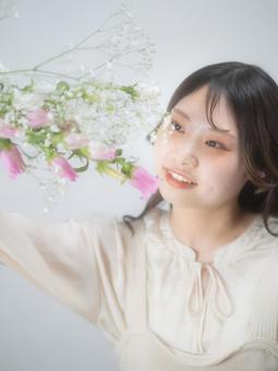 24:花束を持つ女性 24:花束を持つ女性の写真