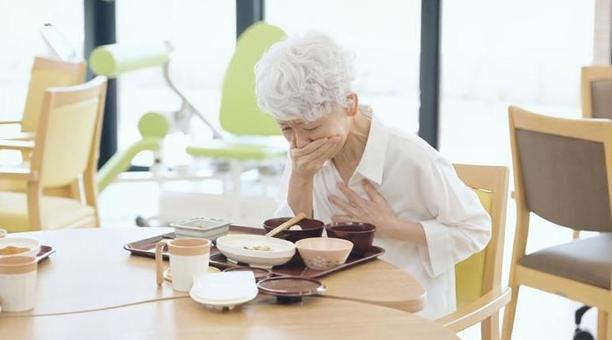 喉に食事を詰まらせる高齢者 喉に食事を詰まらせる高齢者 高齢者,食事,喉の写真素材