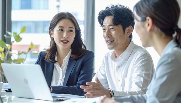 テーブルを囲んで会議するビジネスパーソン テーブルを囲んで会議するビジネスパーソンの写真