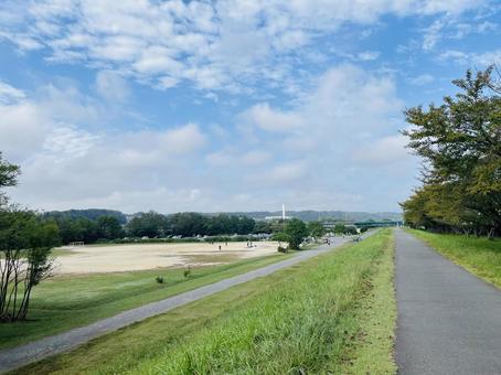 川沿いの遊歩道 歩道,多摩川沿い,青空の写真素材