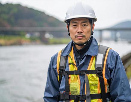 災害派遣・河川増水に立ち向かう現場責任者 災害派遣・河川増水に立ち向かう現場責任者の写真