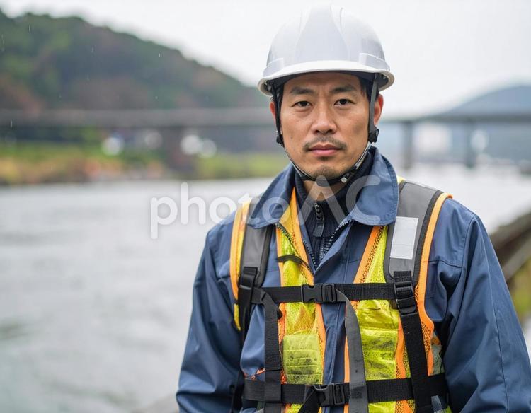災害派遣・河川増水に立ち向かう現場責任者 災害,防災,増水の写真素材