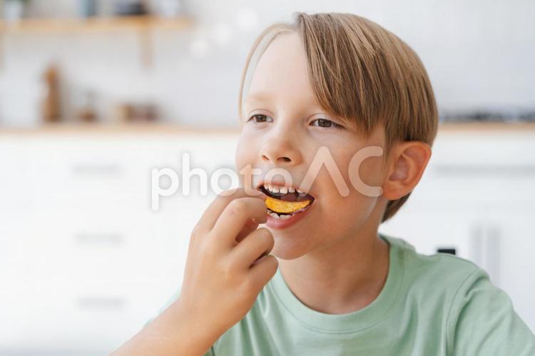 ナチョスを食べる男の子 男の子,人物,食べるの写真素材