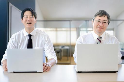 働くビジネスマン 働くビジネスマン ビジネスマン,男性,スーツの写真素材