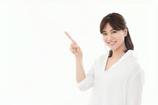 若い女性 指差し 若い女性 指差し 女性,人物,指差しの写真素材