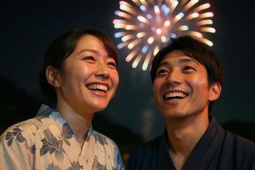 肩を寄せ合うカップル 肩を寄せ合うカップルの写真